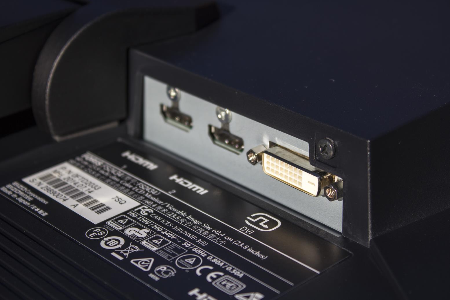 Ekran je mogoče povezati s tremi različnimi kabli - DVI-D, DisplayPort in HDMI 1.4.